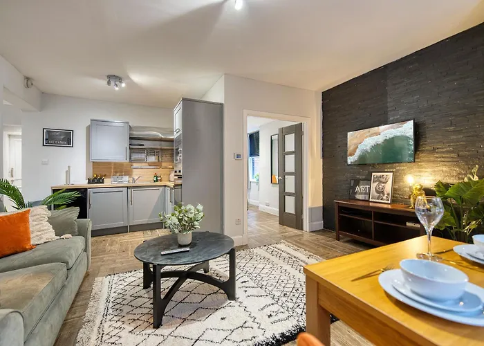 Spacious 4 Bedroom Apt Near West End Glasgow