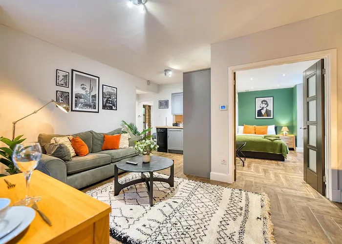 Spacious 4 Bedroom Apt Near West End Glasgow